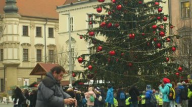 Brno, Çek Cumhuriyeti, 21 Aralık 2018: Noel ağacı aydınlık ve güzel süsler ve şişeler xmas topu ile süslenmiş parlar, ahşap çan kulesinde çocuklar, anaokulu çan zil sevinç