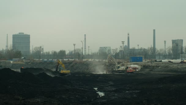 Ostrava, Tsjechië, 28 november 2018: vereffening van sanering van stortplaatsen van olie en giftige stoffen, verbrande kalk wordt toegepast op de olie door middel van fijne graafmachine, smog Calamity — Stockvideo