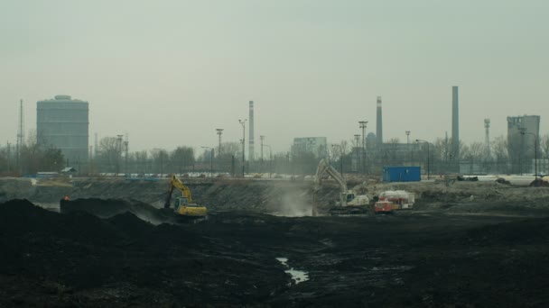 OSTRAVA, REPUBBLICA CECA, 28 NOVEMBRE 2018: Liquidazione delle discariche di rifiuti di petrolio e sostanze tossiche, calce bruciata viene applicata all'olio per mezzo di escavatori fini, calamità da smog — Video Stock