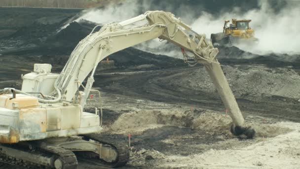 Οστράβα, Τσεχία, το 28 Νοεμβρίου 2018: εκκαθάριση της αποκατάστασης των χώρων υγειονομικής ταφής αποβλήτων πετρελαίου και τοξικές ουσίες, μμένο ασβέστη εφαρμόζεται για τη ρύπανση πετρελαίου μέσω πρόστιμο κόπτης εκσκαφέας — Αρχείο Βίντεο