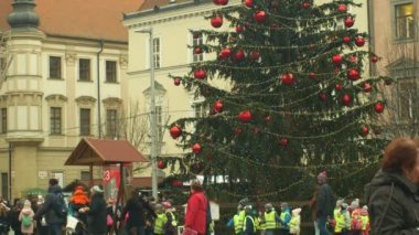 Brno, Çek Cumhuriyeti, 21 Aralık 2018: Kalabalık çocuklar ve noel ağacı aydınlık ve süs ler ve şişeler xmas topu ile parlar, ahşap çan kulesinde çocuklar, anaokulu çan zil sevinç