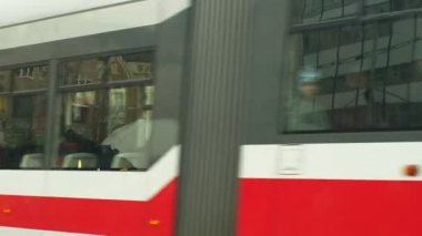 Brno, Çek Cumhuriyeti, 21 Aralık 2018: Noel ağacı aydınlık ve güzel süs ler ve şişeler ile süslenmiş parlar, ahşap çan kulesinde çocuklar, anaokulu çan zil sevinç, xmas ball