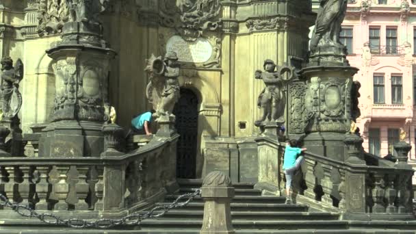 Colonne de la peste du patrimoine de l'UNESCO, les gitans et les enfants tsiganes interdit et l'entrée illégale des gens à la mémoire point de repère de l'architecture, ville Olomouc — Video