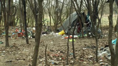 Yaprak evsiz çadır getto ahşap plastik folyo dağ evi bina ininde insanlar adam yoksul yaşam, odun yakma, yağmur ve kar karşı, yaşam kış slam 4k