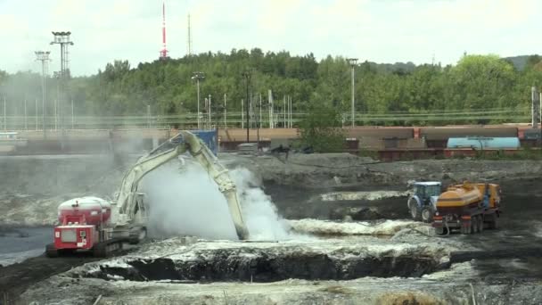 Εκκαθάριση της αποκατάστασης των χώρων ταφής απορριμμάτων πετρελαίου και τοξικών ουσιών, καμένη ασβέστη εφαρμόζεται στην πετρελαϊκή ρύπανση μέσω εκσκαφέας κοπής λεπτών — Αρχείο Βίντεο