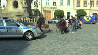 Polis veba sütununda evsiz sorunu çözer, kamu alkollü içecekler içme, polis yeni araba, çatışma otantik, polisler