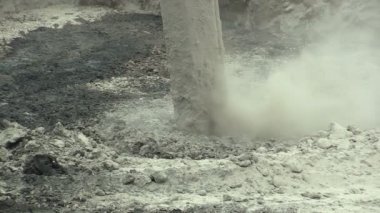 Ostrava, Çek Cumhuriyeti, 28 Kasım 2018: Petrol ve zehirli maddelerin atıklarının toprak dolgularının ıslahının tasfiyesi, yanık kireç ince kesici ekskavatör detayı ile yağ kirliliğine uygulanır