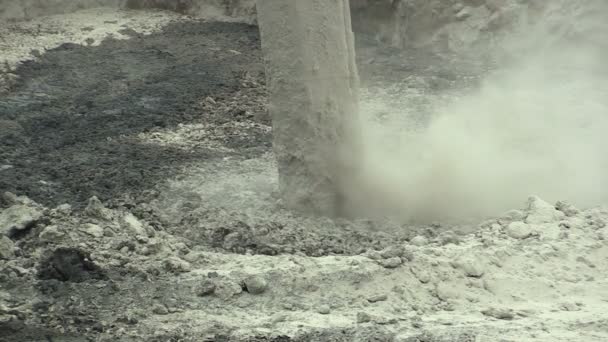 OSTRAVA, CZECH REPUBLIC, marraskuu 28, 2018: Öljyn ja myrkyllisten aineiden kaatopaikkajätteen purkaminen, palanut kalkki levitetään öljysaasteisiin hienojakoisen kaivinkoneen yksityiskohdilla — kuvapankkivideo