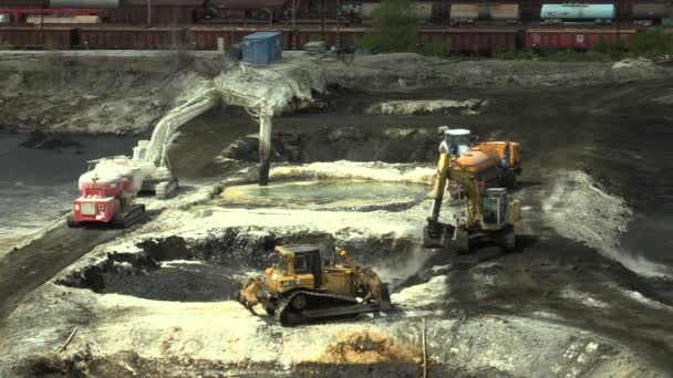 Liquidation de l'assainissement des décharges déchets d'hydrocarbures et de substances toxiques, la chaux brûlée est appliquée à la pollution par les hydrocarbures au moyen d'une excavatrice de coupe fine — Video