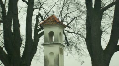 18. yüzyılın ortalarından kalma taş yazıt plakalı küçük bir halk yapısı olan tuğla taşCalvary Tucapy, eski koruma altındaki ıhlamur ağaçları, tipik bir halk mimarisi nin simgesi Avrupa