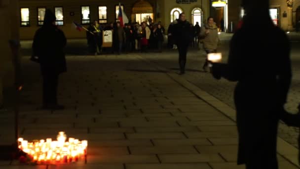 Ołomuniec, Czechy, 16 stycznia 2019: Jan Palach student demonstracji marca tłumu spalania z ogniem 50 lat rocznica, pomnik, świece i płonące ludzie są smutne — Wideo stockowe