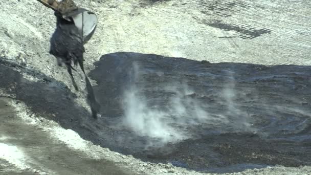 Liquidación de la remediación de vertederos residuos de petróleo y sustancias tóxicas, excavadora prepara lodos de contaminación de petróleo para la remediación, reacción química, la atmósfera libera dióxido de azufre y contaminantes — Vídeo de stock