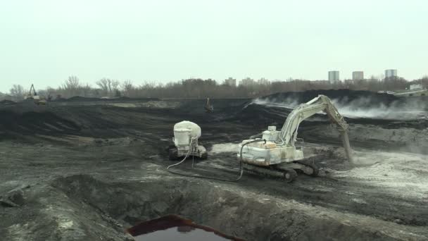 オストラヴァ、チェコ、2018 年 11 月 28 日: 清算ファインカッター ショベルによる油汚染に適用油や有害物質、生石灰の廃棄物埋め立て地の修復 — ストック動画