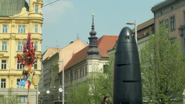 Astronomiska klockan moderna Brno, människor aalking i Square Svodody, City Life Street, en modern kulturell monument och en turistattraktion för turism, maypole Tree folk — Stockvideo