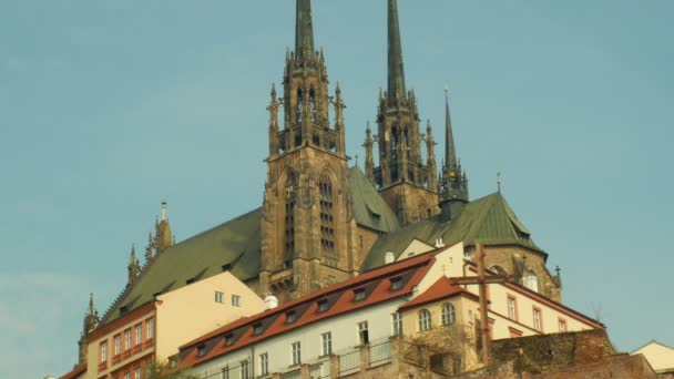 Ο Καθεδρικός Ναός των Αγίων Πέτρου και Παύλου Πετρόφ, Ρωμαιοκαθολική, μπαρόκ, γοτθική αναγέννηση, τουριστικό ορόσημο και τουριστική πόλη Μπρνο, Νότια Μοραβία, στην Τσεχική Δημοκρατία, Ευρώπη — Αρχείο Βίντεο