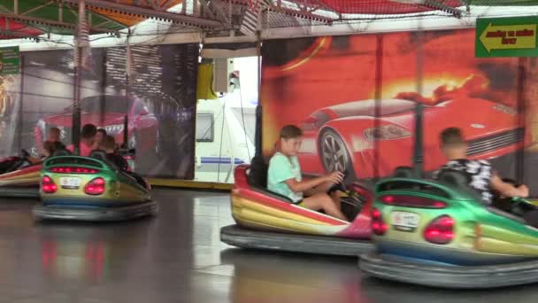 Coches de parachoques niños y esquivar diversión multifuncional y atracción tentadora moderna, la gente niño es feliz parque de atracciones, chocando, esquivando y dashing — Vídeos de Stock