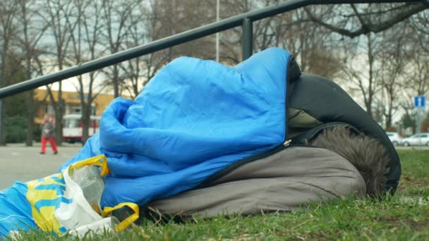 Olomouc, Česká republika, 2. ledna 2019: bezdomovci usnout a spát ve spacáku na ulici nedaleko obchodní dům shop nákupní centra, pěší lidem život městský park, autentické emoce — Stock video