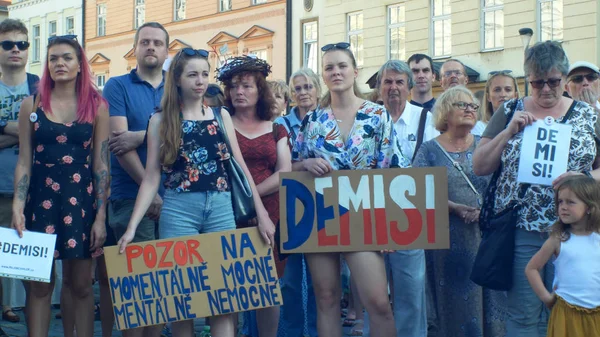 Praag, Tsjechische Republiek, 11 juni 2019: demonstratie van mensen menigte tegen minister-president Andrej Babis, banner met Demissie en ontslag en tweede voor de momenteel ziek en mentaal ziek, — Stockfoto