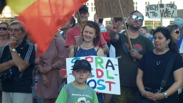 Πράγα, Τσεχική Δημοκρατία, 11 Ιουνίου 2019: επίδειξη ανθρώπων συνωστίζεστε εναντίον του πρωθυπουργού Αντρέι μπαμπά, ένα πανό με ισοπαλία με δικαιοσύνη και δεύτερη σημαία δεν είναι πλέον Babis — Φωτογραφία Αρχείου