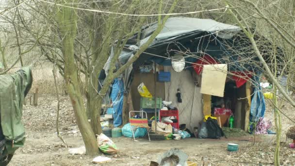 OLOMOUC, REPUBBLICA CECA, 2 GENNAIO 2019: Lenzuola senza tetto in legno stagnola in plastica chalet edificio tana persone uomo ghetto vita povera, legna bruciata, contro pioggia e neve, sopravvivenza alla vita inverno slam 4k — Video Stock