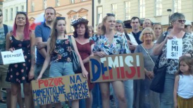 Prag, Çek Cumhuriyeti, 11 Haziran 2019: Başbakan Andrej Babis'e karşı halk kalabalığı nın gösterilmesi, görevden alma ve istifa ile pankart ve şu anda hasta ve akıl hastası olanlar için ikinci,