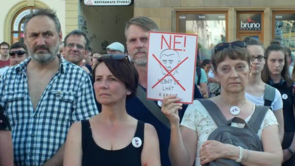 Praga, Czechy, 11 czerwca 2019: Demonstracja ludzi tłum przeciwko premierze Andrej Babis, banner z remis z portretem nie bój się kłamać i ukraść — Wideo stockowe