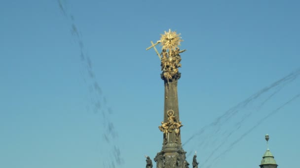 Olomouc, Cseh Köztársaság, október 2, 2018: UNESCO Világörökség pestis oszlop Szentháromság, kulturális nemzeti építészeti emlékmű és mérföldkő, galamb repül az égen, 4k — Stock videók