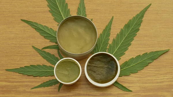 Crema medicinal de cannabis de cáñamo y hoja de cannabidiol CBD cosechada seca de semillas de calidad para la producción de ungüentos, alivia el dolor, antibacteriano y calmante, semillas de capullo grande con pistilos y estigmas — Foto de Stock