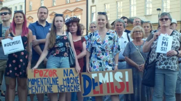 PRAGA, REPÚBLICA CHECA, 11 DE JUNIO DE 2019: Manifestación del pueblo contra el primer ministro Andrej Babis, pancarta con destitución y renuncia y segunda para los enfermos mentales , — Vídeo de stock