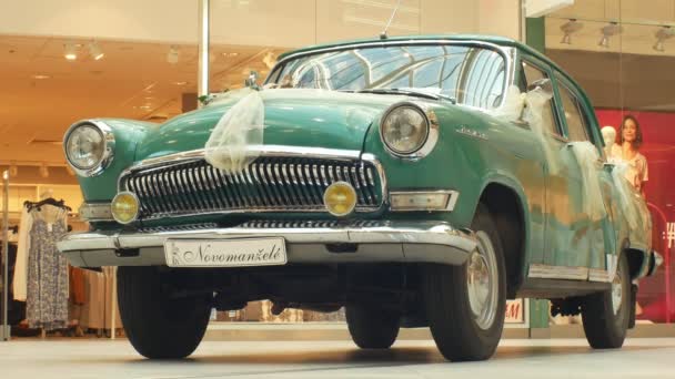 PRAGA, REPÚBLICA CHECA, 11 DE JUNIO DE 2019: El veterano del automóvil histórico Volga o Volha 21 1960, GAZ M-21 en un viaje público en coche a través de la gente de la ciudad, el primero en llegar, un coche soviético de clase media alta — Vídeos de Stock