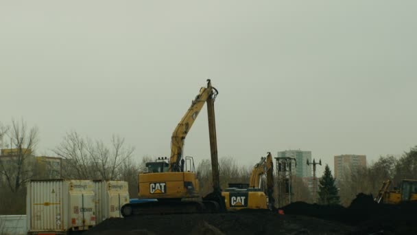 OSTRAVA, CZECH REPUBLIC, NOVEMBER 28, 2018: Removing the loading and removal of contaminated soil sewage from the toxic waste oil sludge and poisoning of excavator loading into trailer carriages — Stock Video