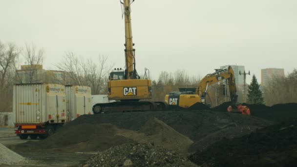 OSTRAVA, CZECH REPUBLIC, NOVEMBER 28, 2018: Removing the loading and removal of contaminated soil sewage from the toxic waste oil sludge and poisoning of excavator loading into trailer carriages — Stock Video