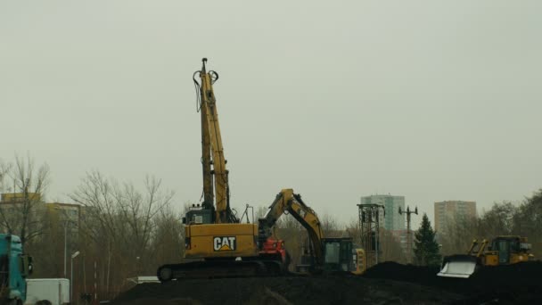 OSTRAVA, CZECH REPUBLIC, NOVEMBER 28, 2018: Removing the loading and removal of contaminated soil sewage from the toxic waste oil sludge and poisoning of excavator loading into trailer carriages — Stock Video