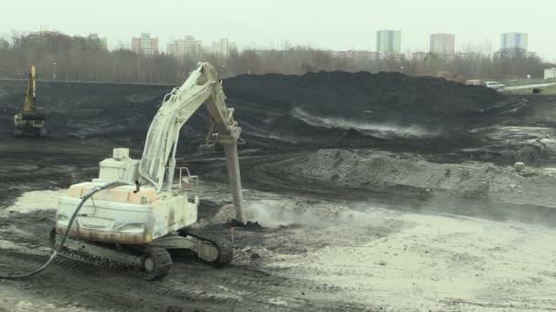 OSTRAVA, CZECH REPUBLIC, NOVEMBER 28, 2018: Liquidation of remediation of landfills waste of oil and toxic substances, burnt lime is applied to the oil pollution by means of fine cutter excavator — Stock Video