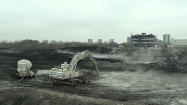 Ostrava, Tjeckien, 28 November 2018: avveckling av återställning av deponier slöseri med olja och giftiga ämnen, bränd kalk används för oljeutsläppen genom fina cutter grävmaskin — Stockvideo