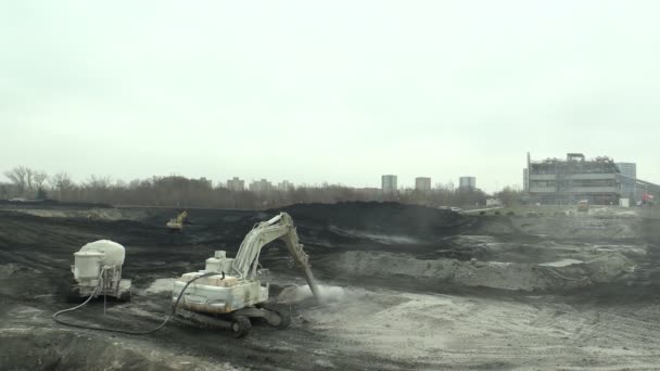 OSTRAVA, REPÚBLICA CHECA, 28 DE NOVIEMBRE DE 2018: Liquidación de la remediación de vertederos de residuos de petróleo y sustancias tóxicas, la cal quemada se aplica a la contaminación del petróleo por medio de una excavadora de corte fino — Vídeos de Stock