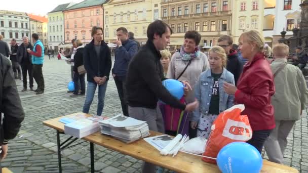 OLOMOUC, REPÚBLICA CHECA, 2 DE SEPTIEMBRE DE 2018: La reunión pre-electoral del Partido Democrático Cívico de las SAO en la plaza, dando globos inflables y dulces a los niños, discutiendo política , — Vídeo de stock