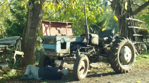捷克奥洛穆茨，2018年10月24日：拖拉机赤裸裸的历史家园，60岁，村里的农民都是土造的，老人进行测试和发动机起动测试 — 图库视频影像