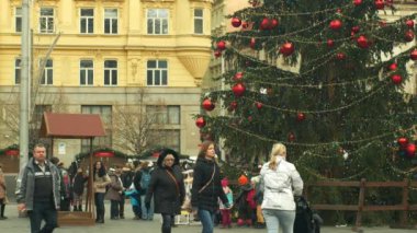 Brno, Çek Cumhuriyeti, 21 Aralık 2018: Noel ağacı aydınlık ve güzel süs ler ve şişeler ile süslenmiş parlar, ahşap çan kulesinde çocuklar, anaokulu çan zil sevinç