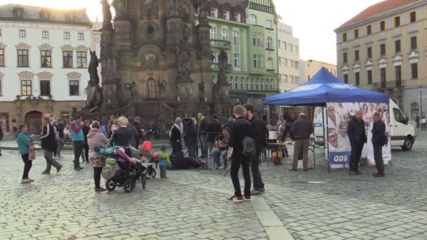 OLOMOUC, REPÚBLICA CHECA, 2 DE SEPTIEMBRE DE 2018: La reunión pre-electoral del Partido Democrático Cívico de ODS en la plaza, la gente recibe vino y dulces gratuitos, músico tocando la guitarra — Vídeo de stock