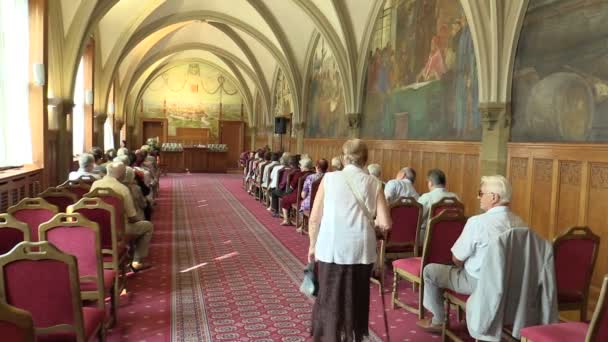 OLOMOUC, REPÚBLICA CHECA, 15 DE ABRIL DE 2018: Salón de los Caballeros en el ayuntamiento de Olomouc, jubilados sentados en sillas, techo abovedado gótico, memorial, sala ceremonial y de bodas — Vídeos de Stock