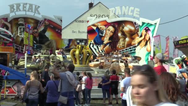 츠, 체코 공화국, 2018 년 8 월 30 일: 회전 목마 우주선 다기능 재미와 매력 현대 유혹, 사람들은 행복 하 고 즐 거 워, 그네 놀이 공원 — 비디오