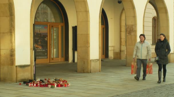 Olomouc, Τσεχική Δημοκρατία, 16 Ιανουαρίου, 2019: Jan Palach φοιτητής καύση με φωτιά 50 χρόνια επέτειο, μνημείο, κεριά και καίνε τους ανθρώπους είναι λυπηρό, οι άνθρωποι περπατούν γύρω από την πλατεία — Αρχείο Βίντεο