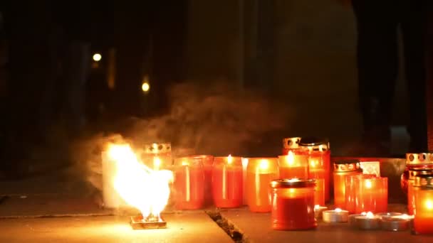 Olomouc, Csehország, január 16, 2019: Jan Palach diák demonstrációs égő tűz 50 éves évfordulóján, memorial, gyertyák és égő embereket is szomorú, 1968 Csehszlovákia megszállása — Stock videók