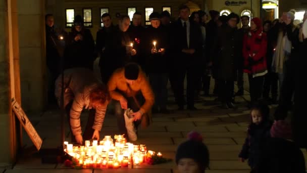 Olomouc, Republika Czeska, 16 stycznia 2019: Jan Palach demonstracji spalanie z 50 rocznica pożaru, pomnik, świece i Płonący ludzie są smutne, 1968 okupacji Czechosłowacji — Wideo stockowe