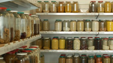 Ambalajsız hammadde, sağlıklı beslenme geniş tahıl çeşitleri, baklagiller, kavanozlarda kurutulmuş meyveler ve cam şişeler kendi poşetleri üzerinde, geri dönüşüm torbaları yeniden mağaza