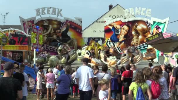 OLOMOUC, REPÚBLICA CHECA, 30 DE AGOSTO DE 2018: Carrusel espacial multifuncional diversión y atracción moderna tentadora, la gente es feliz y se regocija, columpios parque de atracciones — Vídeos de Stock