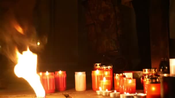 Olomouc, Tsjechië, 16 januari 2019: Jan Palach studentendemonstratie branden met vuur 50 jaar verjaardag, gedenkteken, kaarsen en brandende mensen zijn verdrietig, 1968 bezetting van Tsjecho-Slowakije — Stockvideo