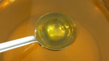 Ayçiçek yağı organik kalite bio, karıştırma ve çelik varil dökme, soğuk gıda ve kızarmış gıda maddeleri için, sağlıklı pişirme, altın tohumlar, vejetaryen mutfağı, dolum kase, kabarcıklar aktif
