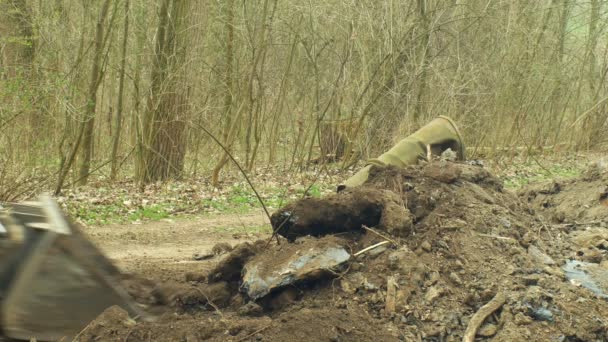 OLOMOUC, REPÚBLICA CHECA, 25 DE MAYO DE 2019: Remediación de la contaminación del suelo, un pequeño budozer recoge productos químicos tóxicos de asfalto de alquitrán. Residuos de antiguos vertederos, material hasta, término petróleo — Vídeo de stock